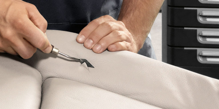 Innenaufbereitung eines Fahrzeugs. Ledersitz wird repariert.