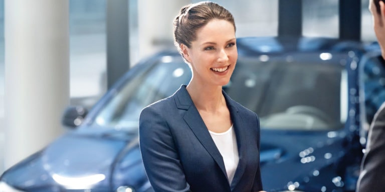 Beispielbild Service-Ersatzwagen. Mann übergibt Frau ein Ersatzfahrzeug.