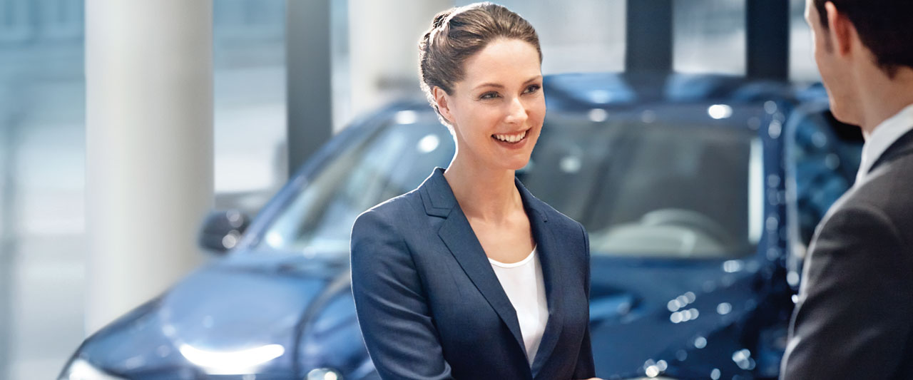 Beispielbild Service-Ersatzwagen. Mann übergibt Frau ein Ersatzfahrzeug.