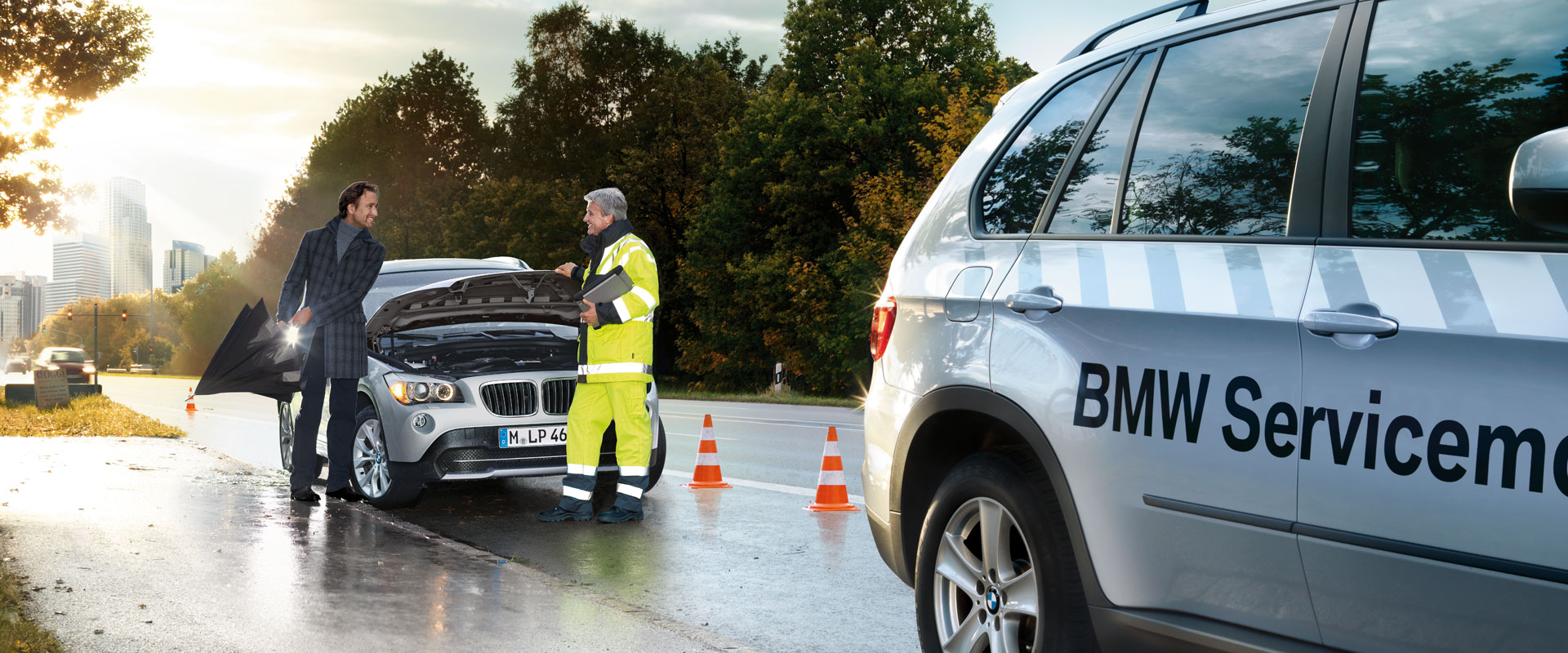 Beispielbild Vögl-Servicemobil. Das Bild zeigt einen liegengebliebenen BMW und das BMW Servicemobil. Der Mitarbeiter kommt dem Fahrer des Pannenfahrzeugs zu Hilfe.