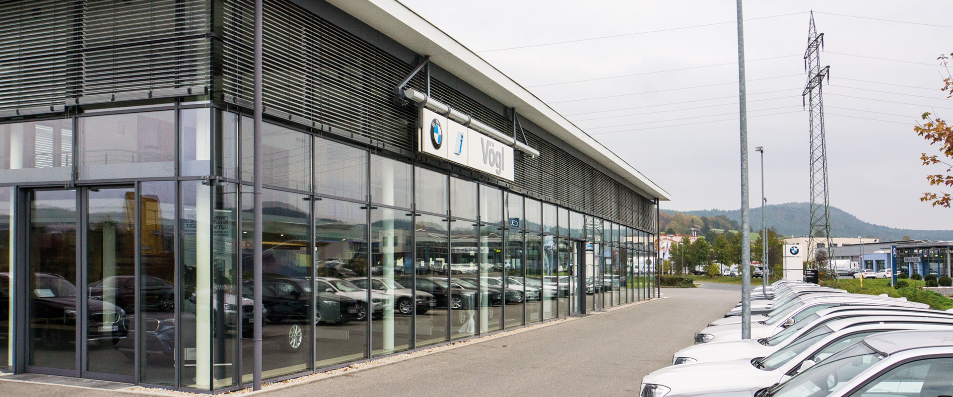 Autohaus Vögl in Cham Außenansicht Autohaus Voegl Standort Cham seitlich