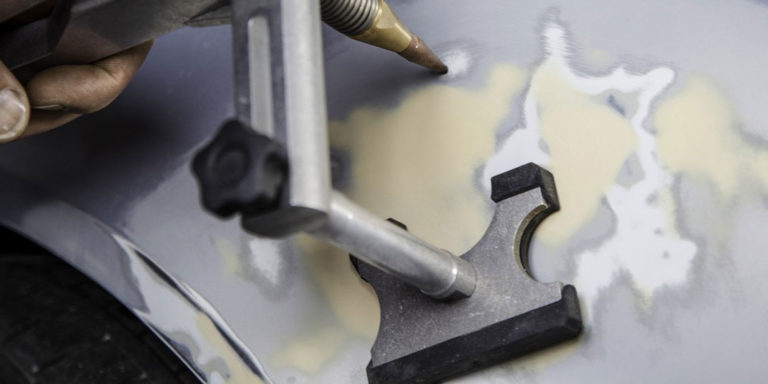 Bild zeigt Reparatur an einer Fahrzeugkarosserie. Das Bild dient zur Verdeutlichung der Services einer Karosseriewerkstatt