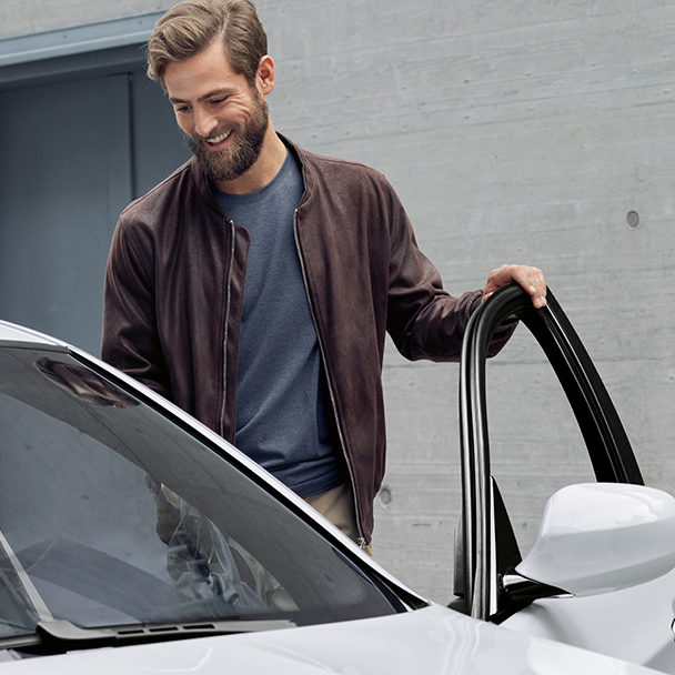Beispielbild zu BMW Service 5+. Mann steigt in sein Fahrzeug.
