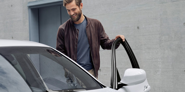 Beispielbild zu BMW Service 5+. Mann steigt in sein Fahrzeug.