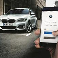 Beispielbild für Online-Terminvereinbarung. Auf dem Bild ist ein BMW und ein Smartphone mit der BMW App zu sehen, welche bedient wird.