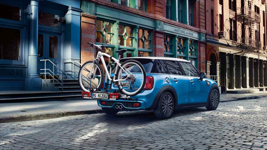 MINI Mit Fahrradhalterung MINI mit Fahrradhalterung und einem Rad